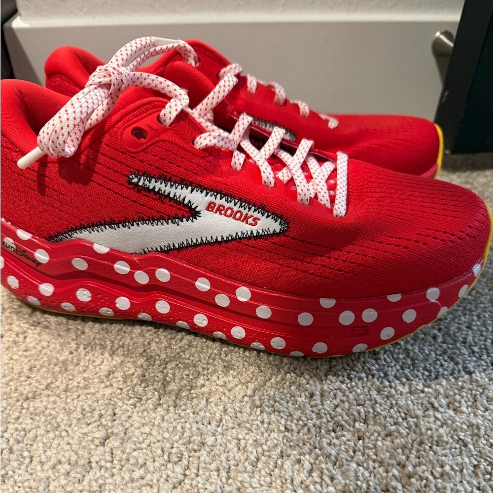 Ghost Max 2 Minnie Mouse  rundisney Minnie Mouse Women’s size 7  Wide